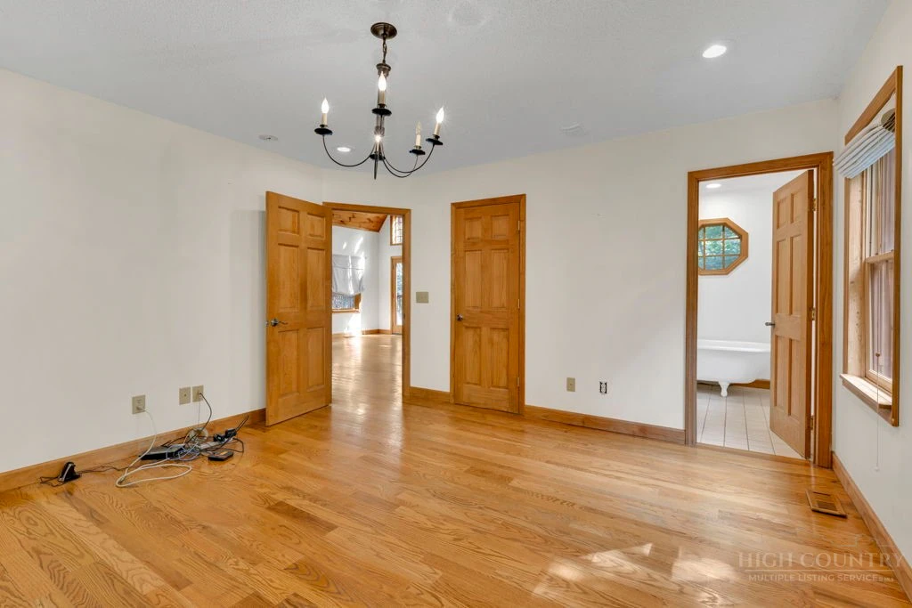 Image number 20 for the current listing