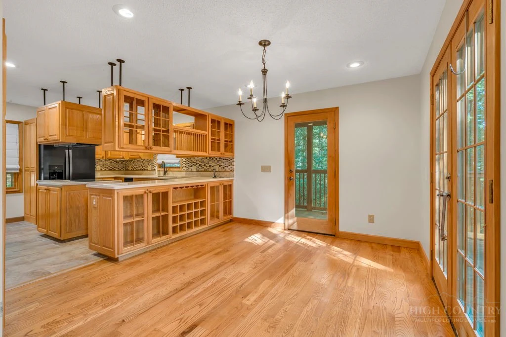 Image number 11 for the current listing