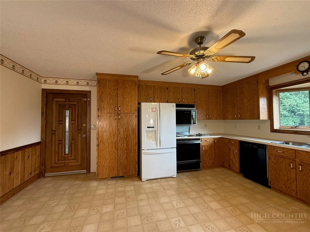 Image number 18 for the current listing