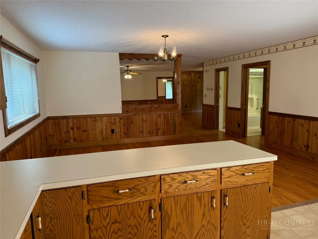 Image number 19 for the current listing