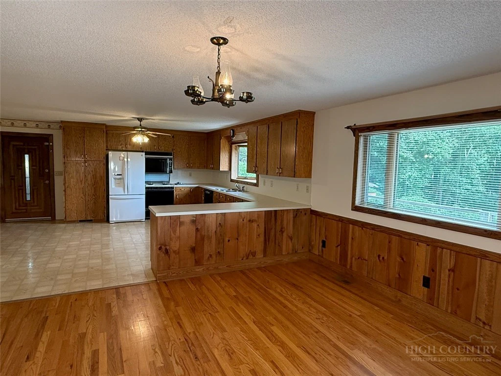 Image number 20 for the current listing