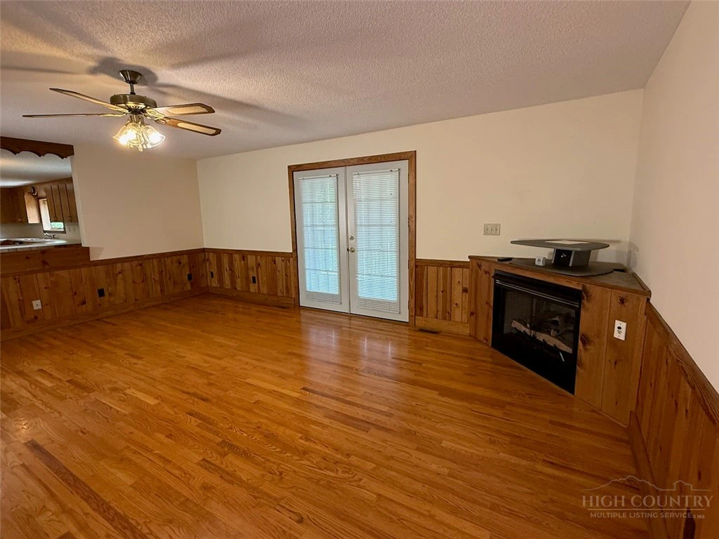 Image number 21 for the current listing