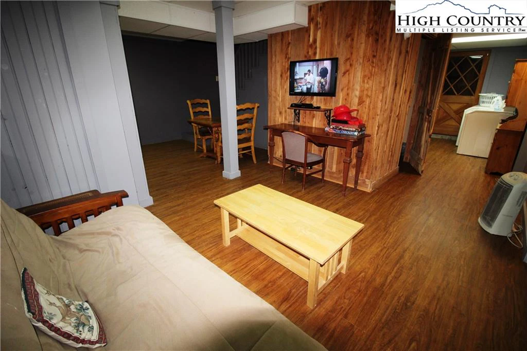 Image number 11 for the current listing