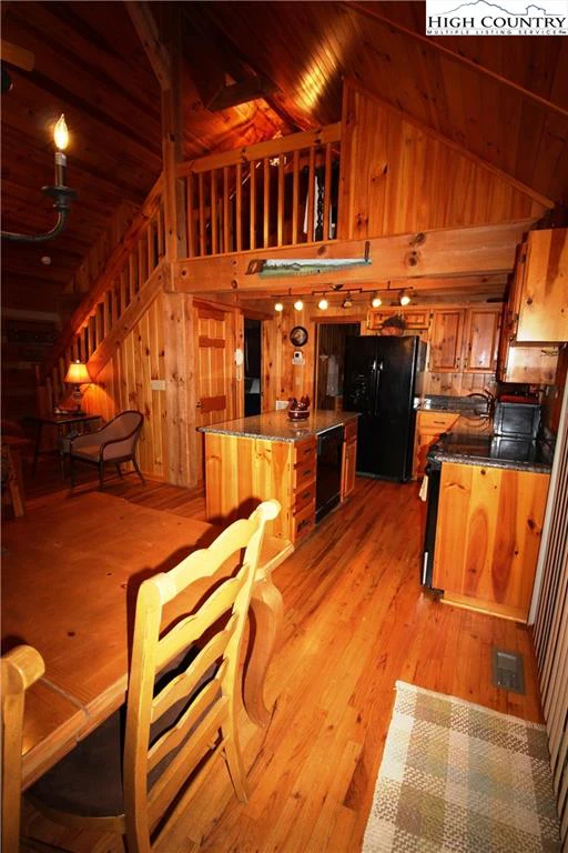 Image number 15 for the current listing