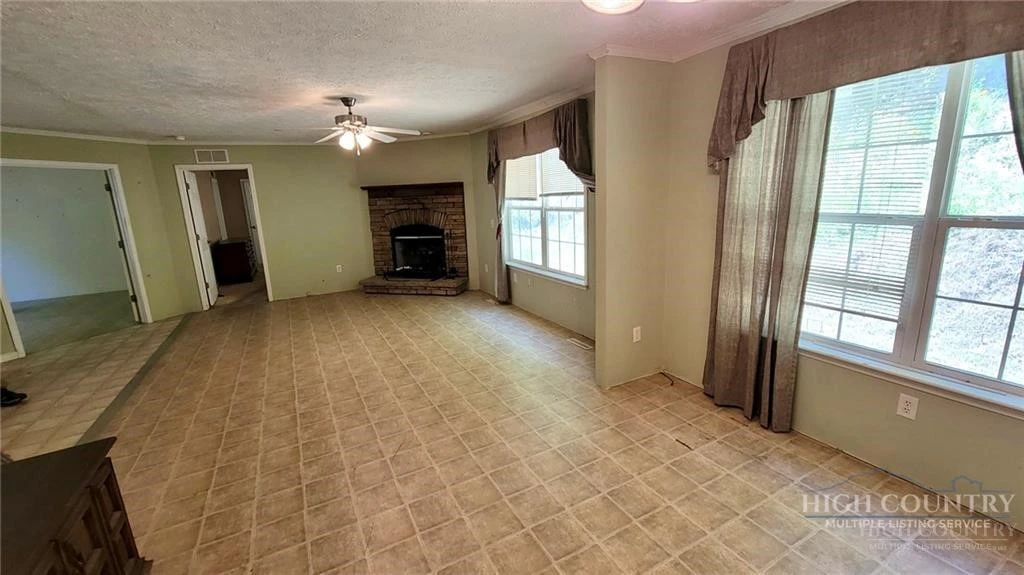 Image number 3 for the current listing