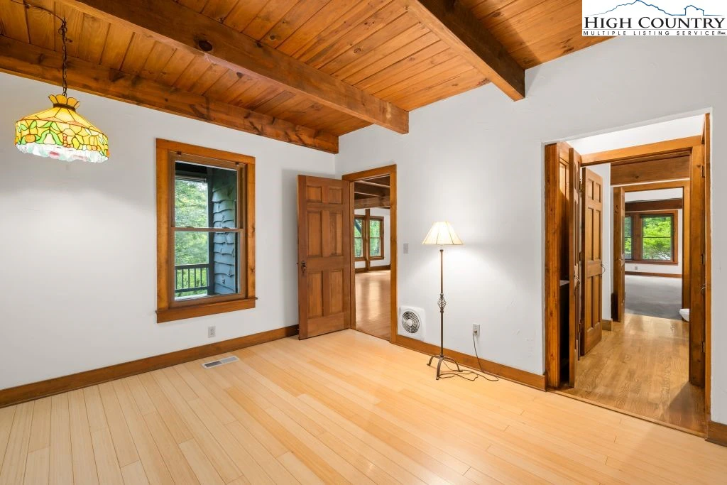 Image number 5 for the current listing