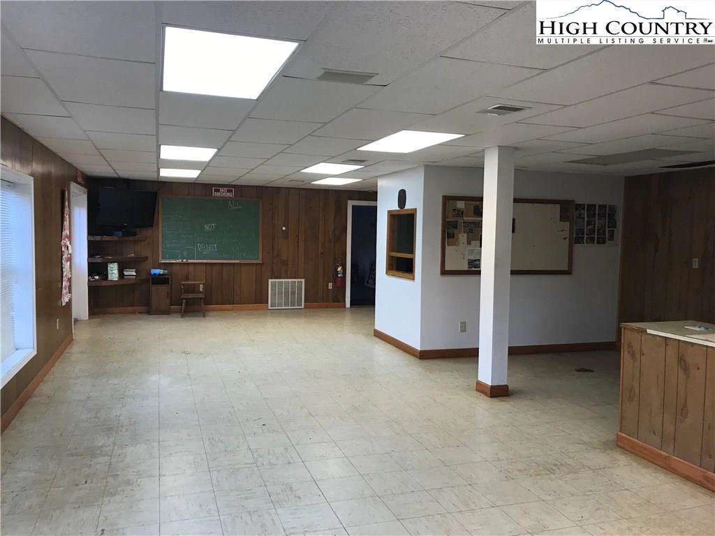 Image number 14 for the current listing