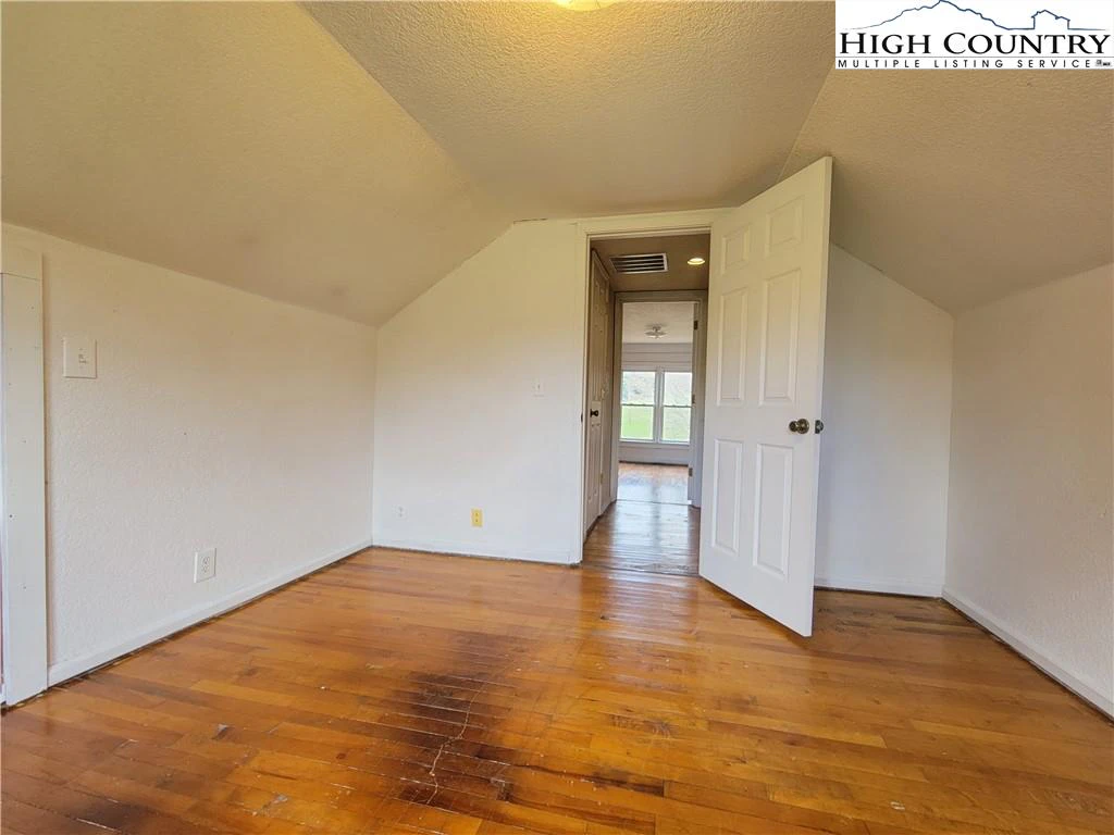 Image number 15 for the current listing