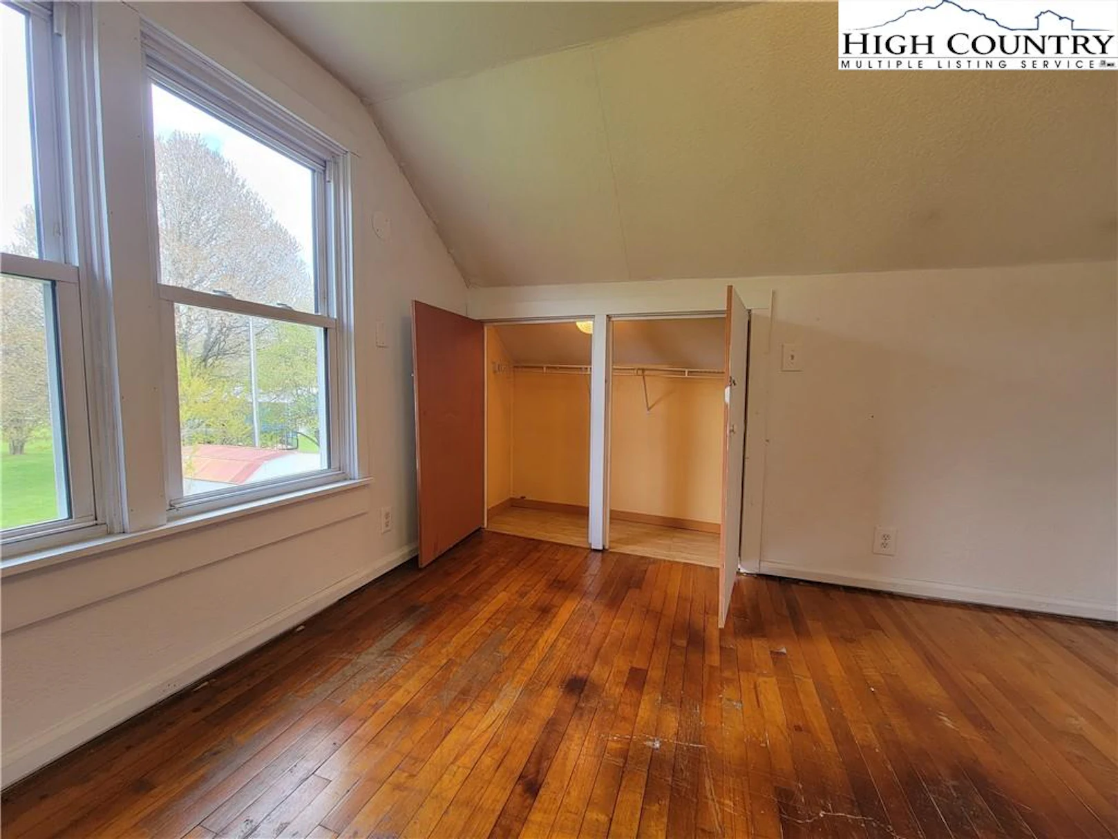 Image number 14 for the current listing