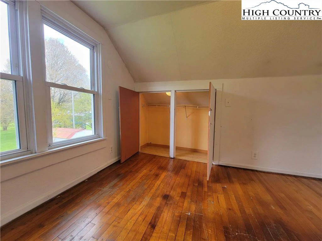 Image number 14 for the current listing
