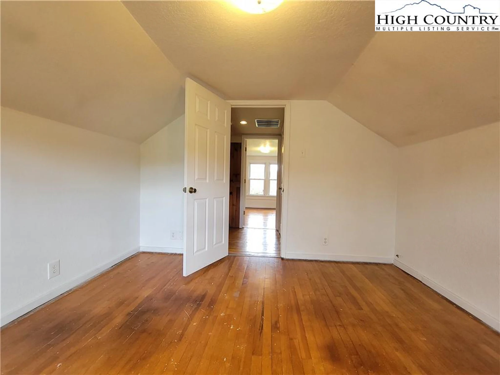 Image number 11 for the current listing
