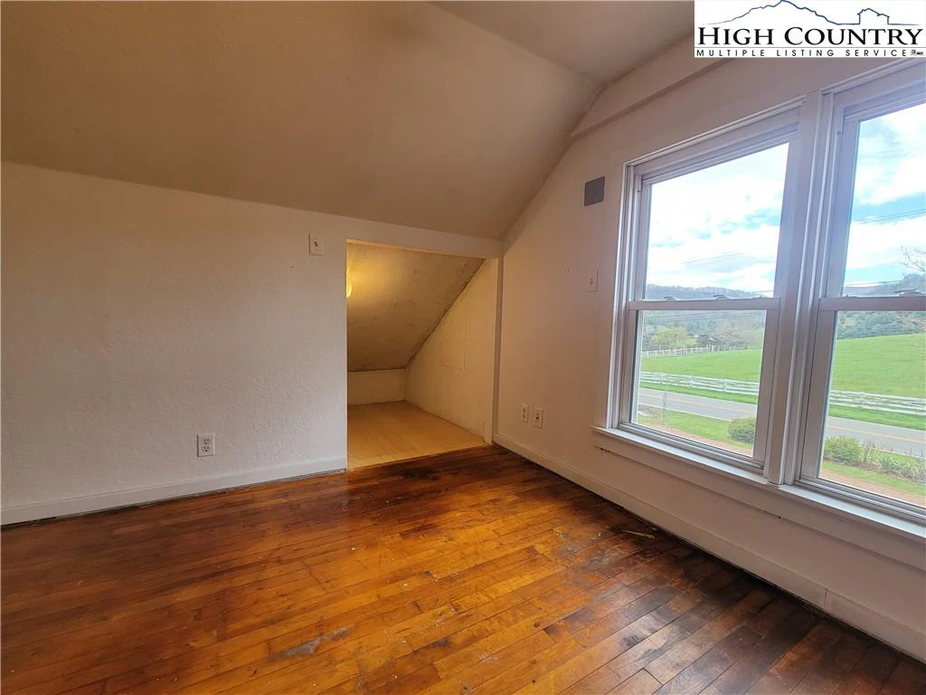 Image number 9 for the current listing