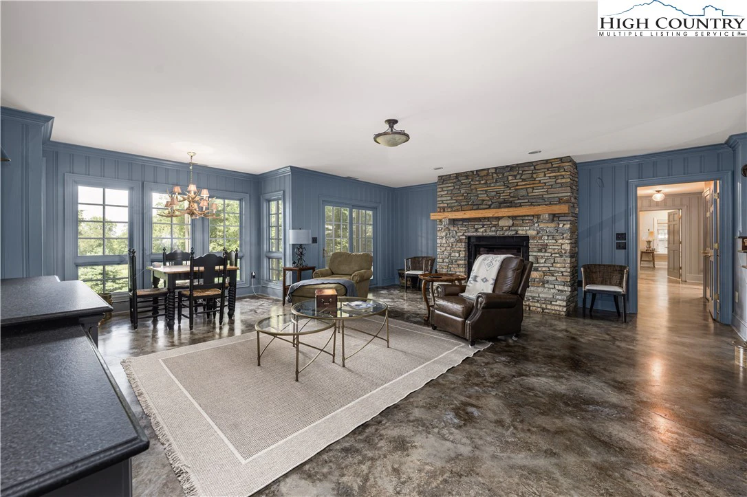 Image number 15 for the current listing