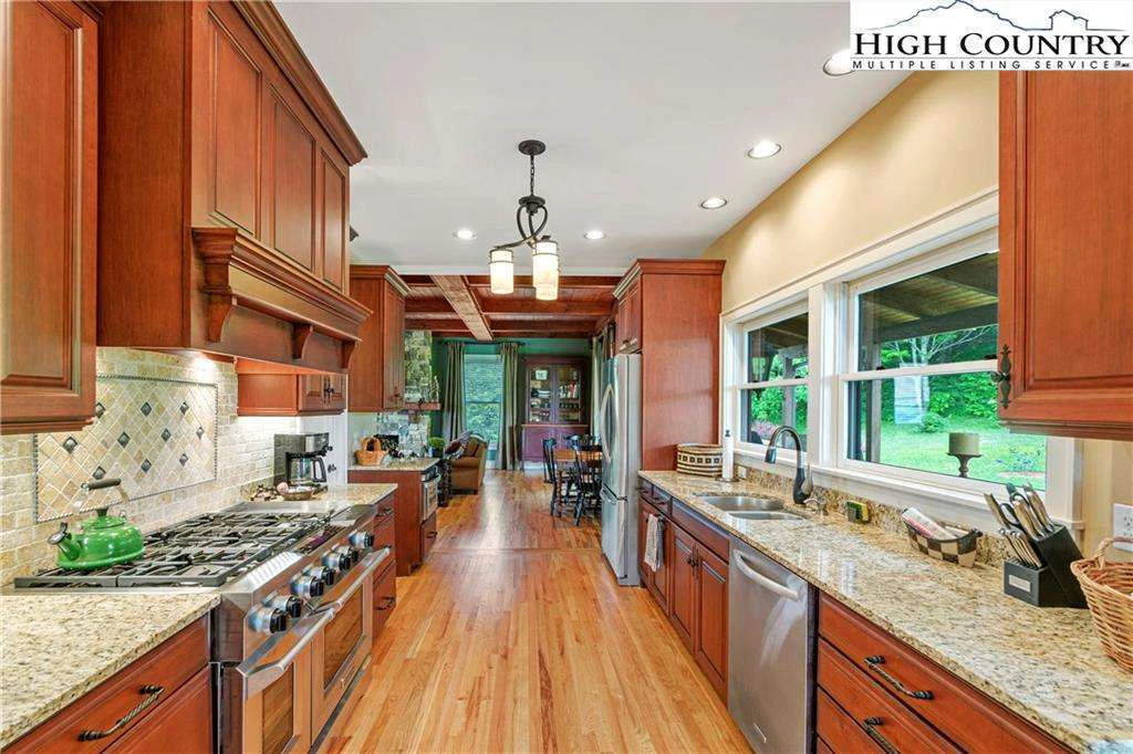 Image number 40 for the current listing