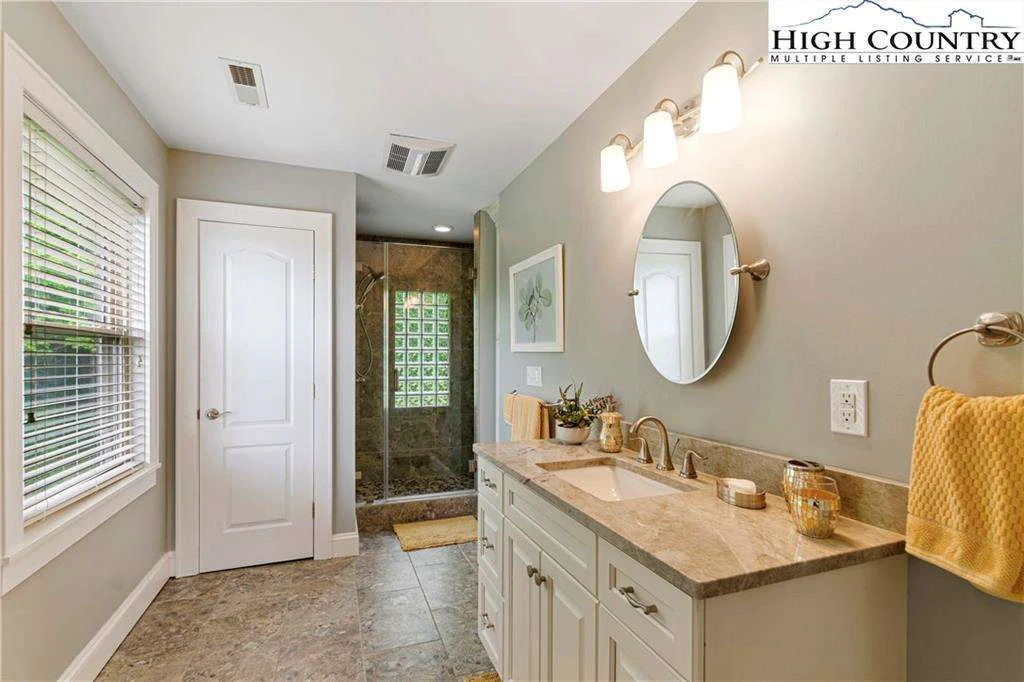 Image number 11 for the current listing