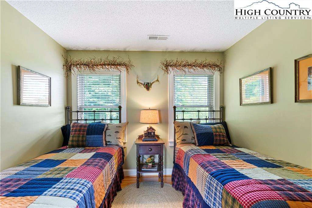 Image number 12 for the current listing