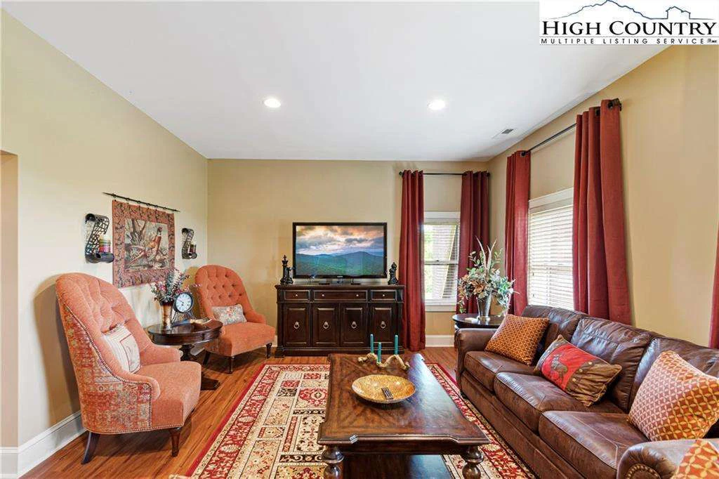 Image number 15 for the current listing