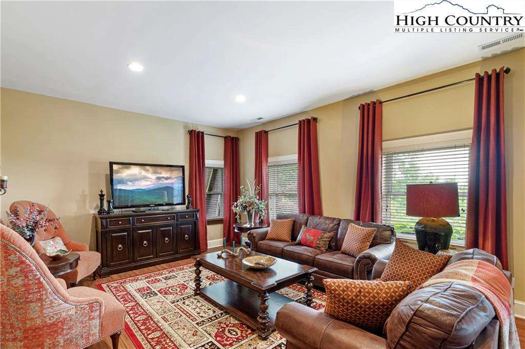 Image number 16 for the current listing