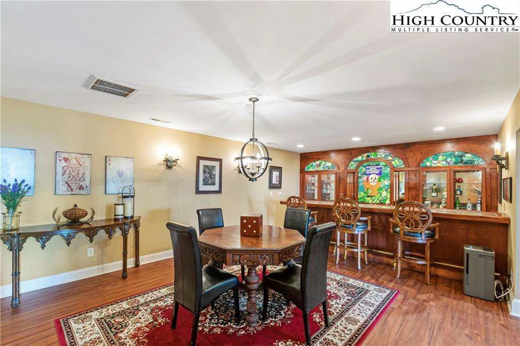 Image number 19 for the current listing