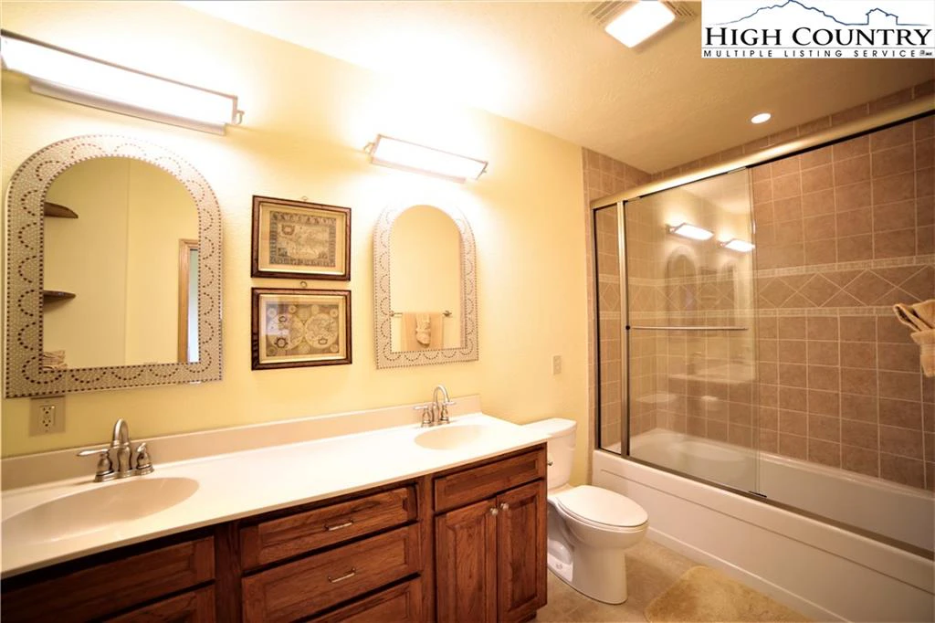 Image number 3 for the current listing