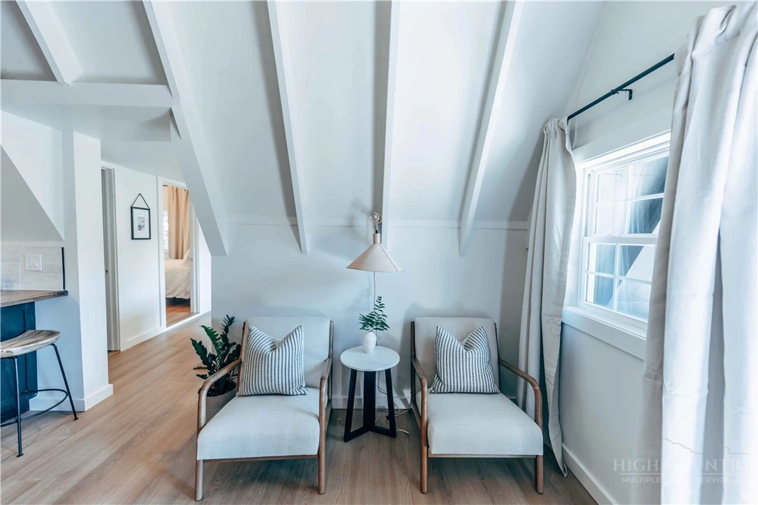Image number 3 for the current listing
