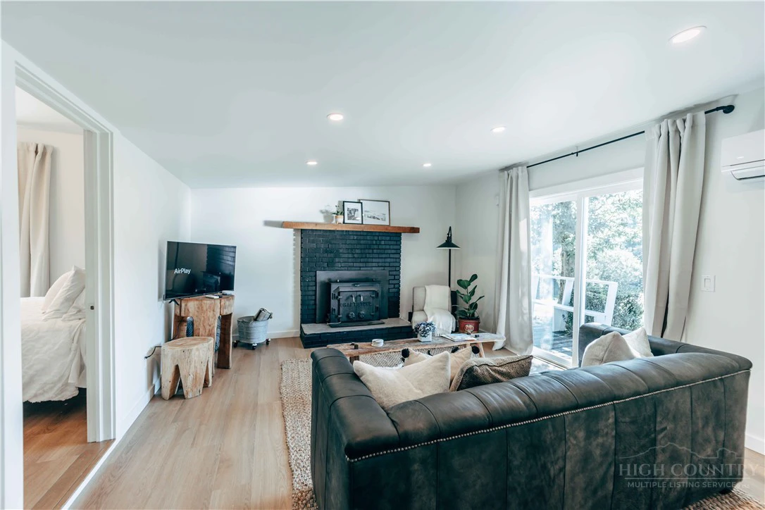 Image number 11 for the current listing