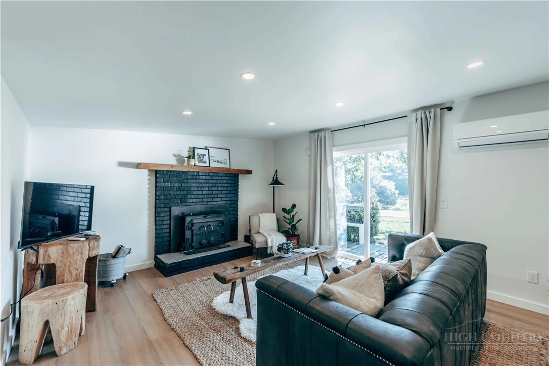 Image number 12 for the current listing
