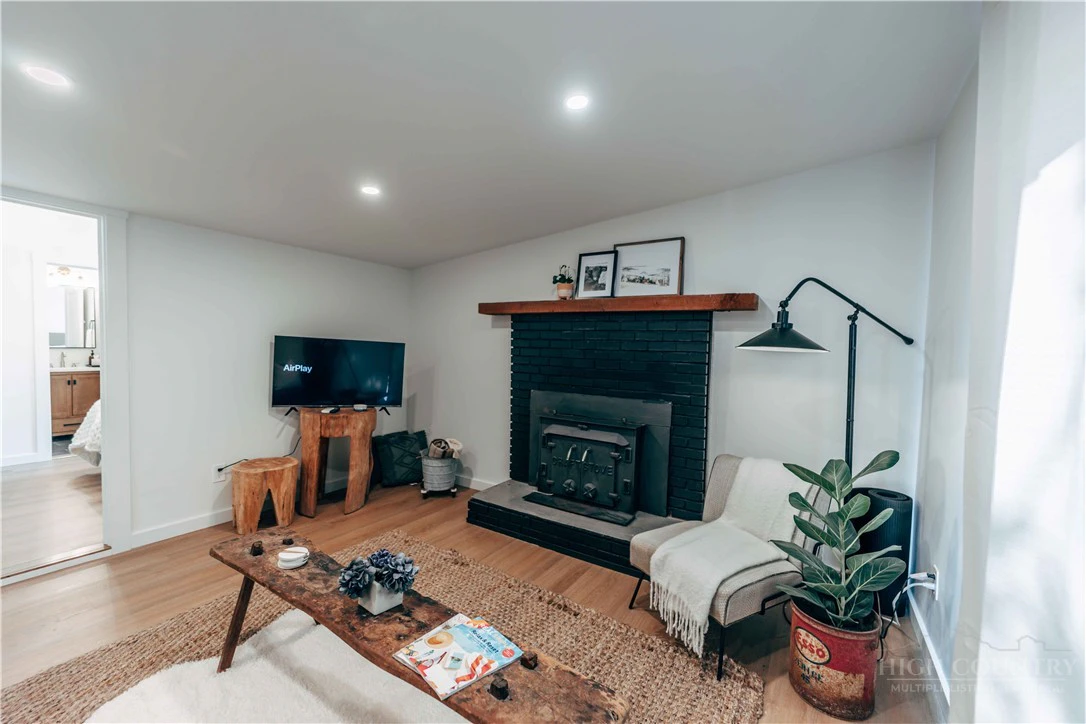 Image number 15 for the current listing