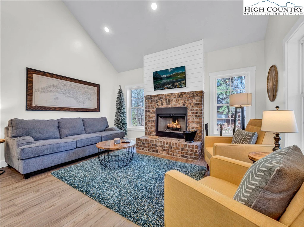 Image number 7 for the current listing