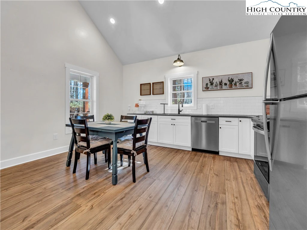 Image number 9 for the current listing