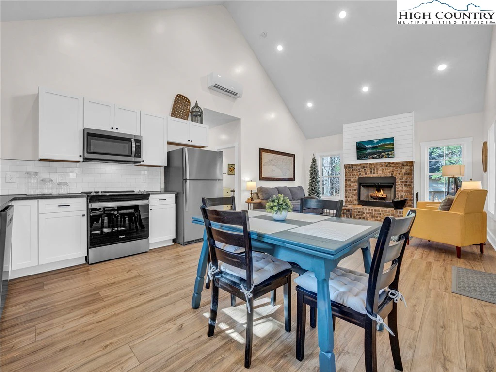Image number 11 for the current listing