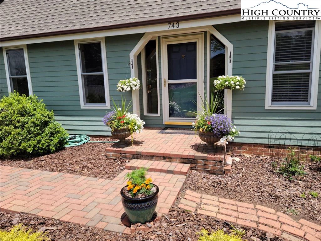 Image number 3 for the current listing