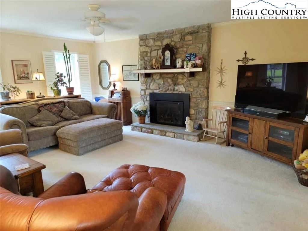 Image number 23 for the current listing