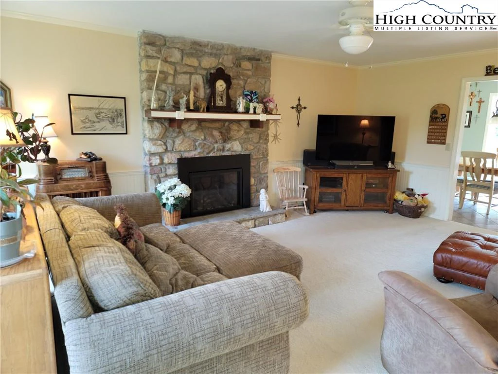 Image number 22 for the current listing