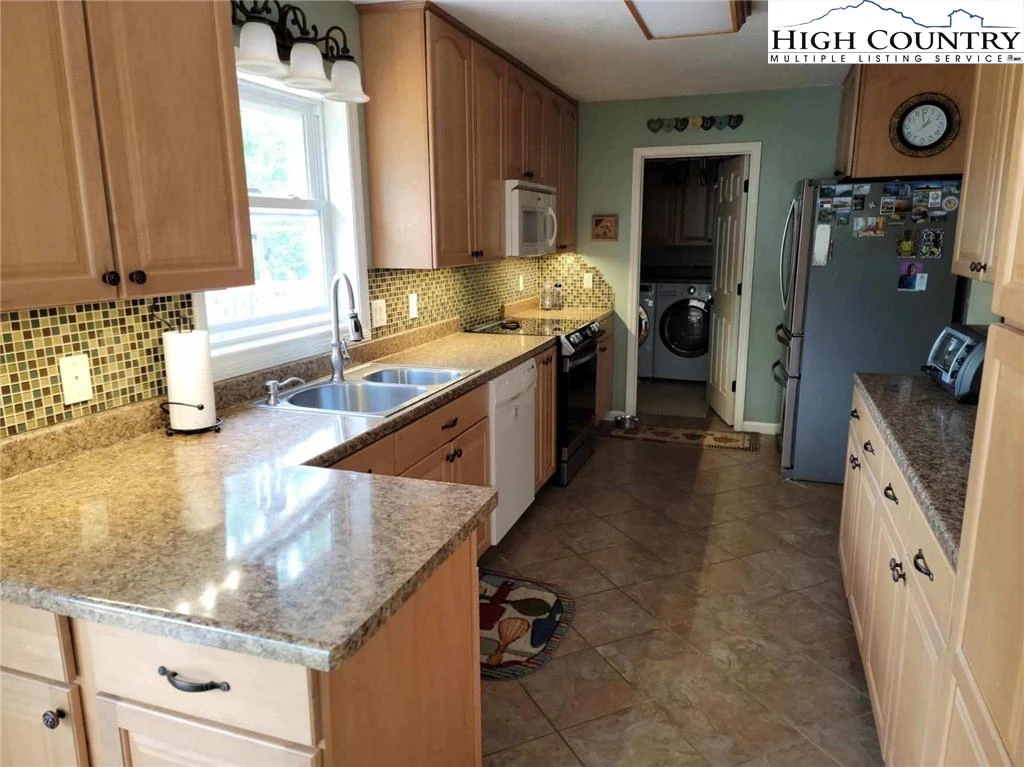 Image number 21 for the current listing