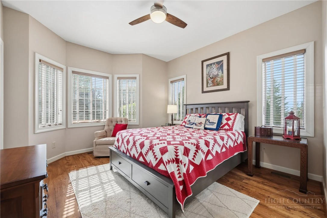 Image number 5 for the current listing