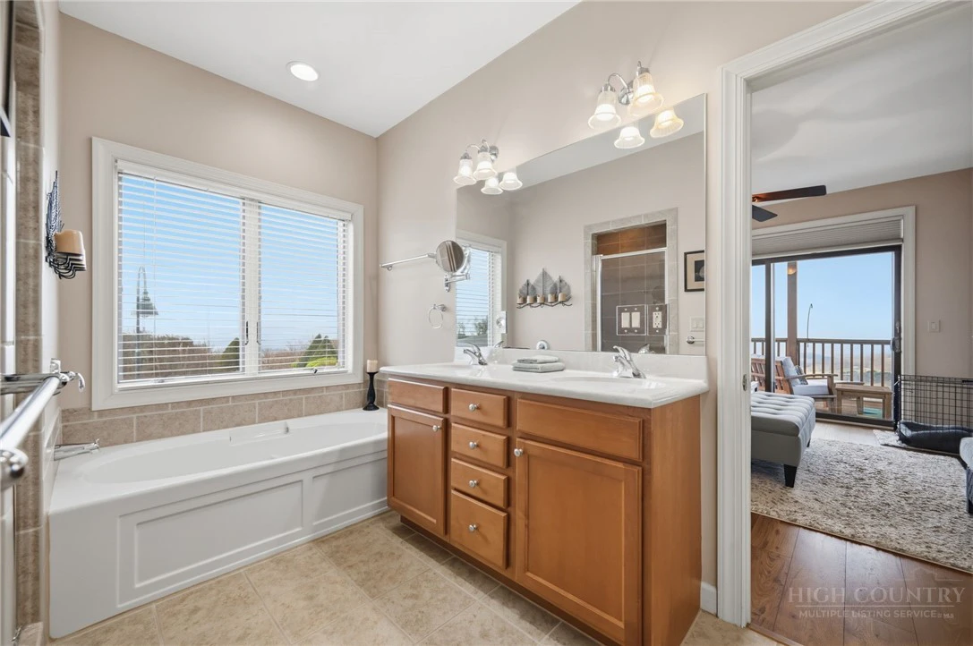 Image number 3 for the current listing