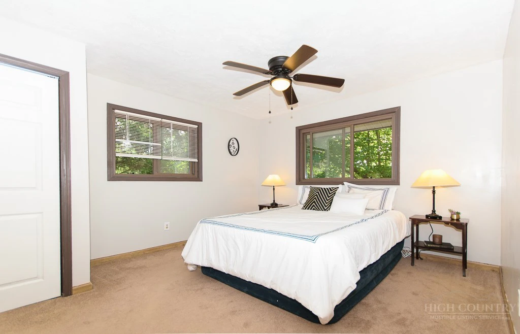 Image number 16 for the current listing