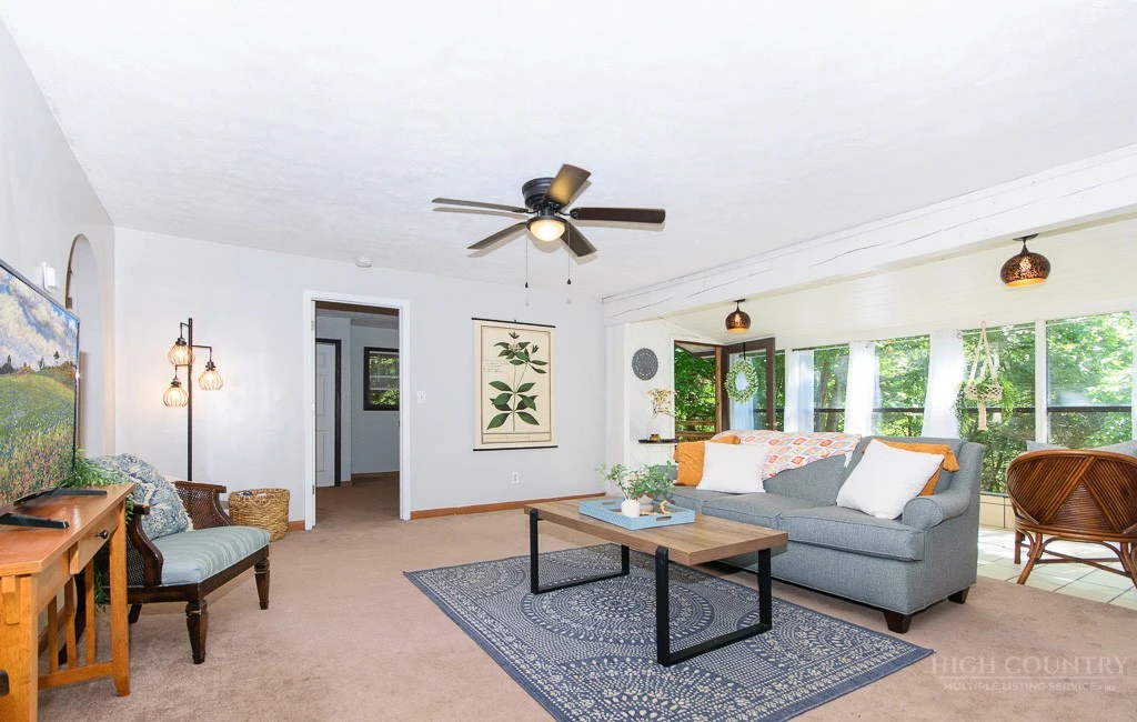 Image number 4 for the current listing