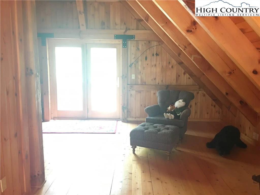 Image number 19 for the current listing
