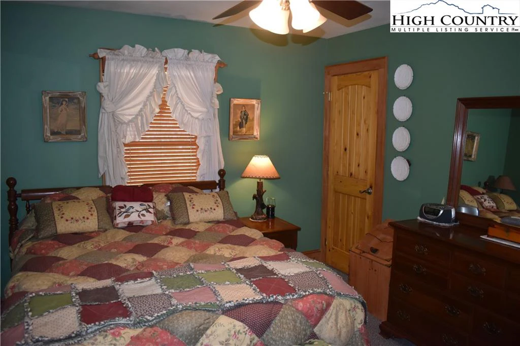 Image number 14 for the current listing