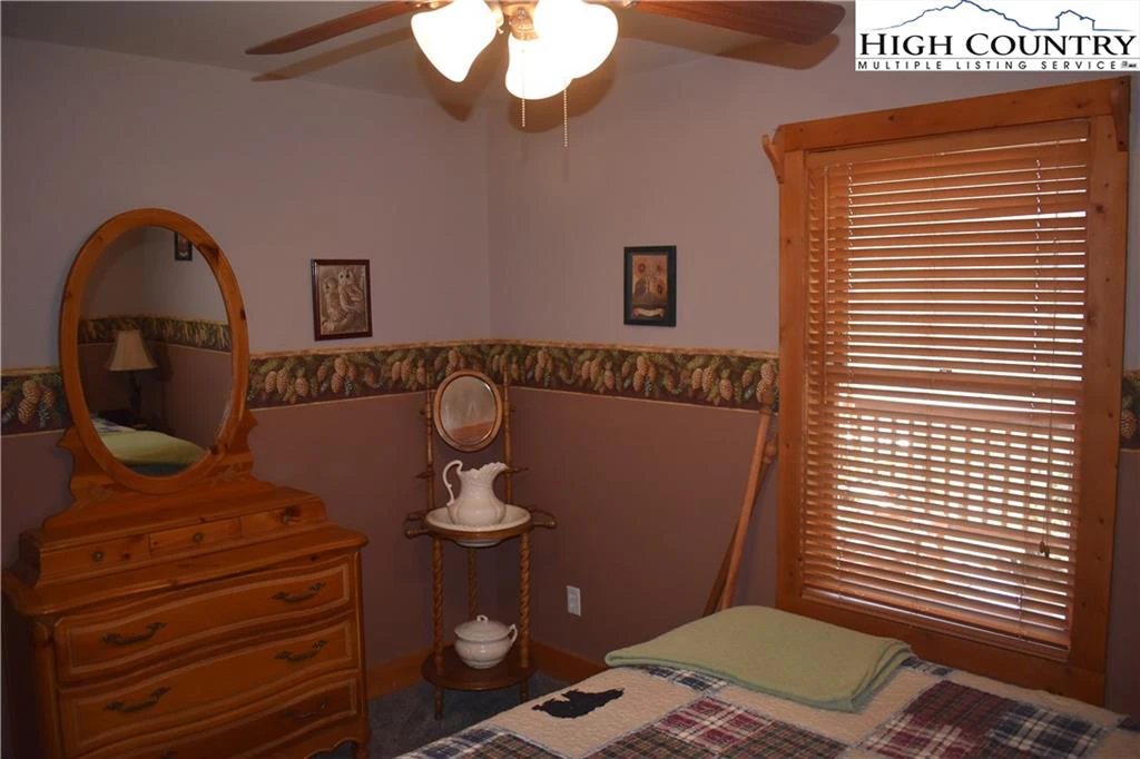 Image number 19 for the current listing