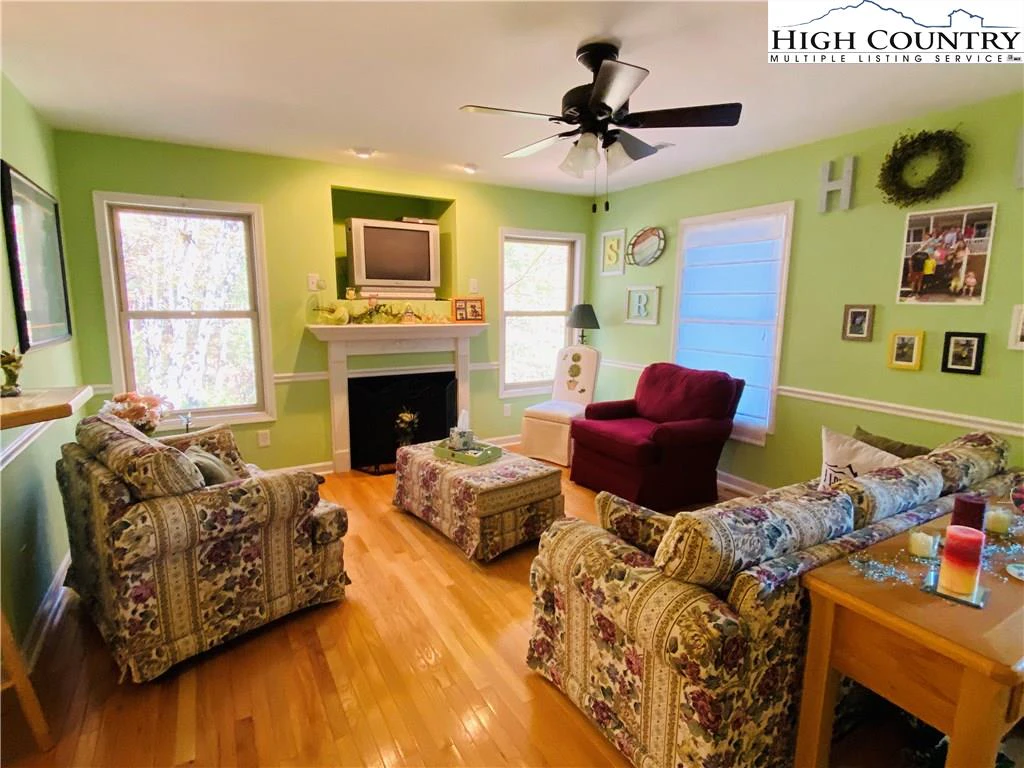 Image number 13 for the current listing