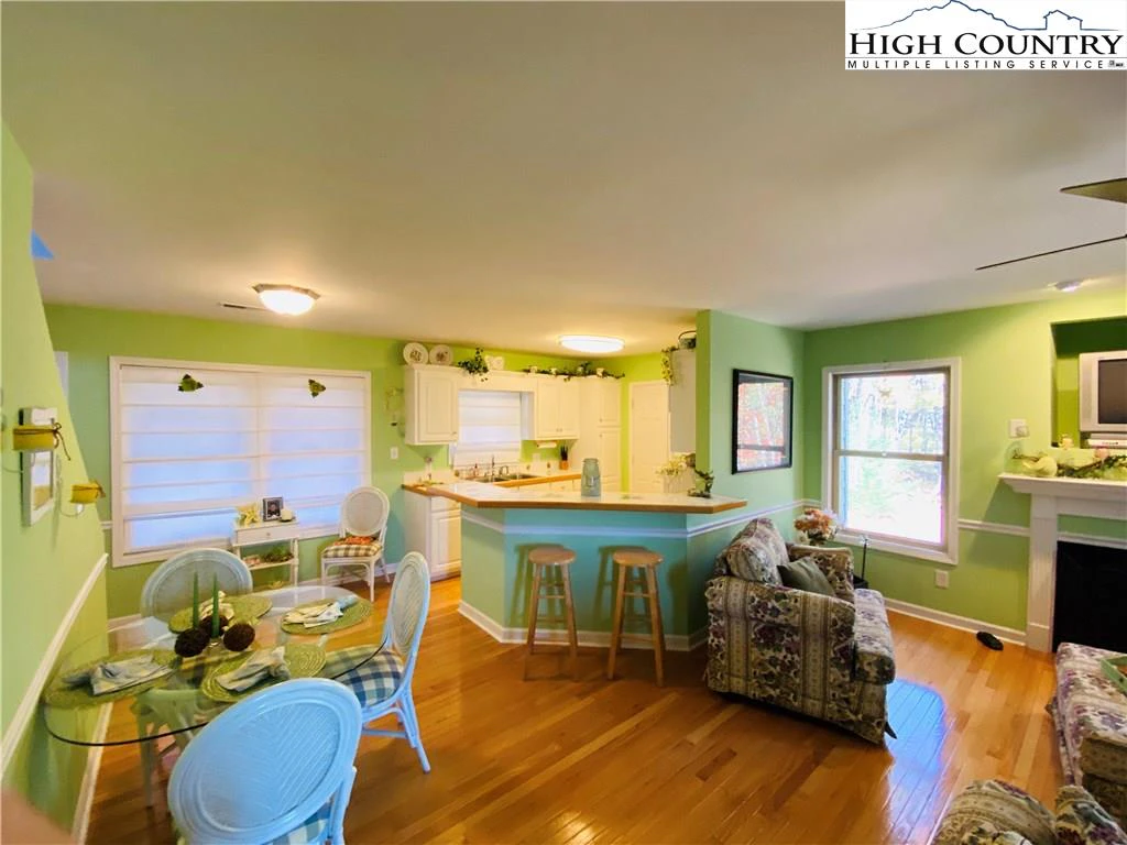 Image number 12 for the current listing