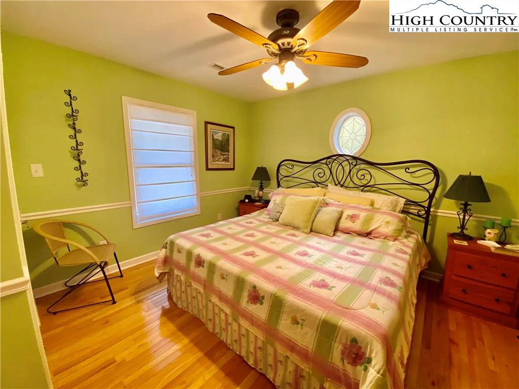 Image number 11 for the current listing