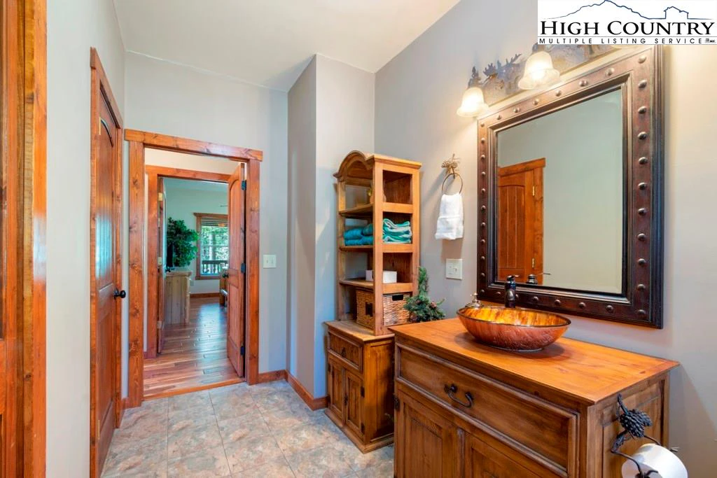 Image number 14 for the current listing