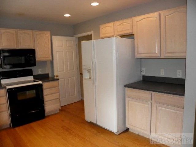 Image number 3 for the current listing
