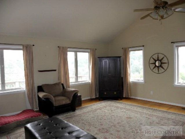 Image number 19 for the current listing