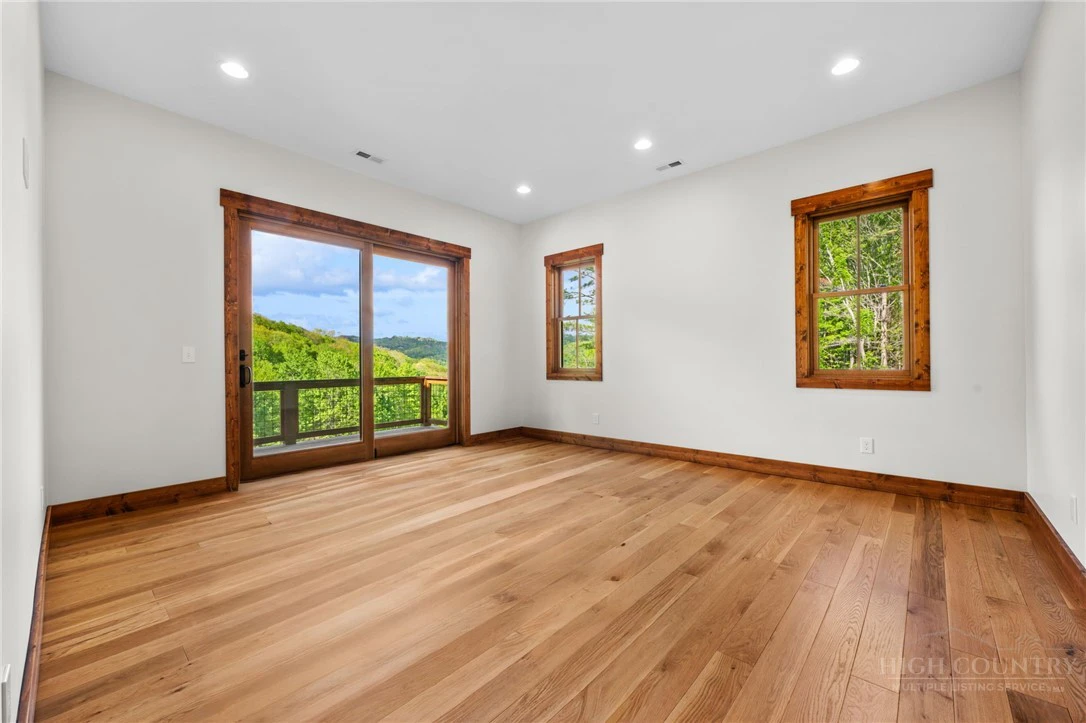 Image number 11 for the current listing