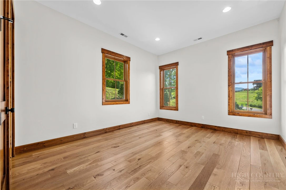 Image number 16 for the current listing